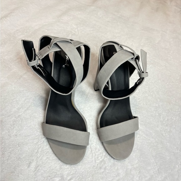 Ankle Strap Block Heel Sandals‎ Gray Size 9 - Picture 3 of 9